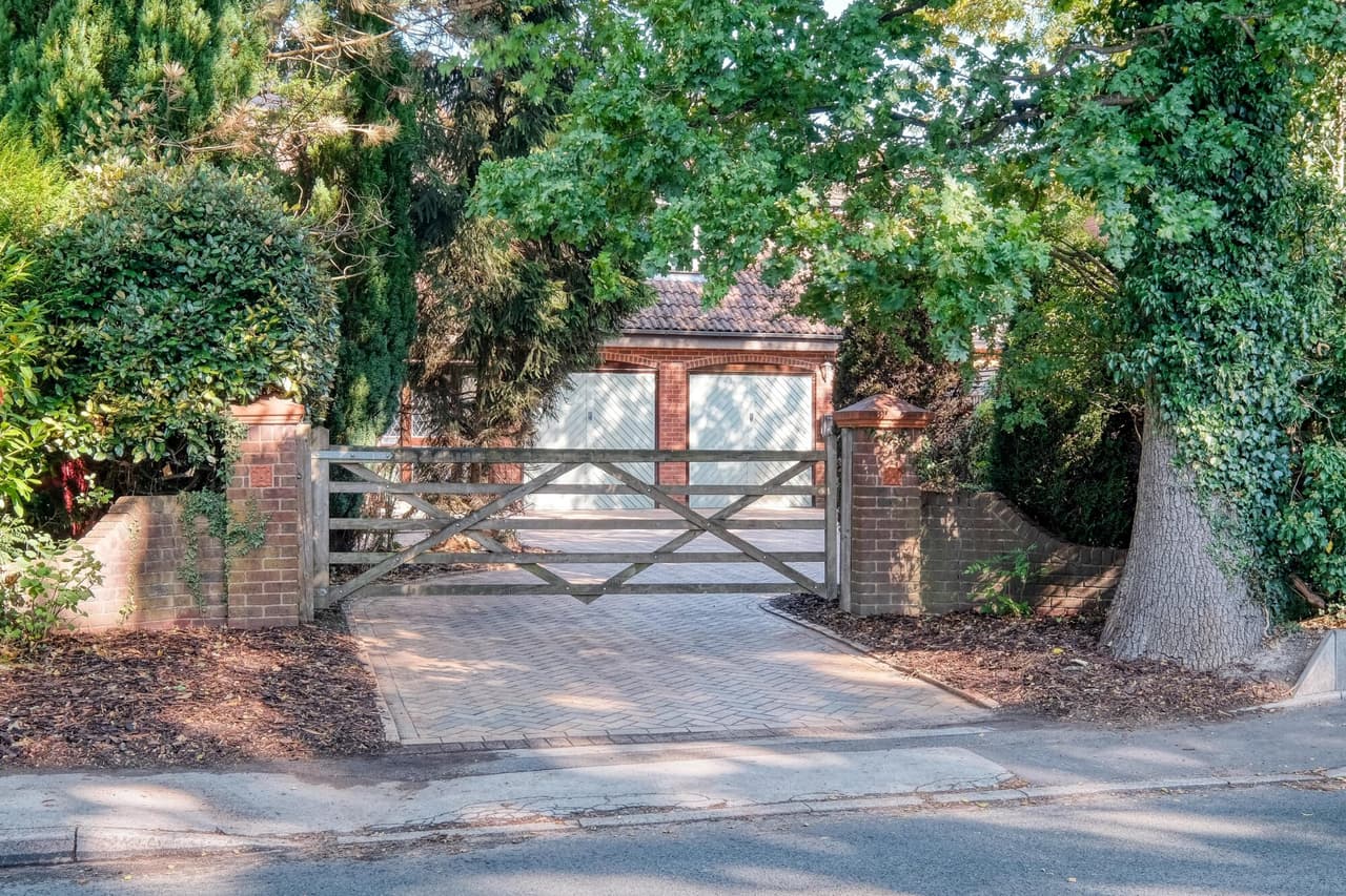 Dickens Heath Road, Shirley, Solihull, Solihull, B90 1QN