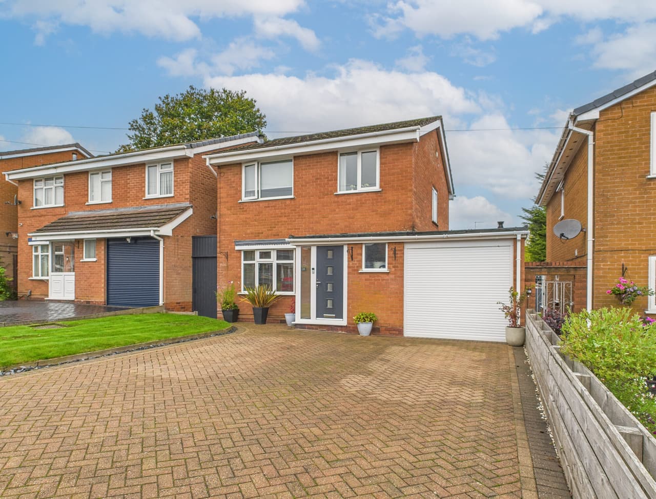 Holmes Drive, Rednal, Birmingham, Birmingham, B45 9ED